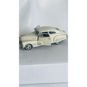 1948 Chevrolet Aerosedan Fleetline White 1/24 Motormax Diecast Car 73266